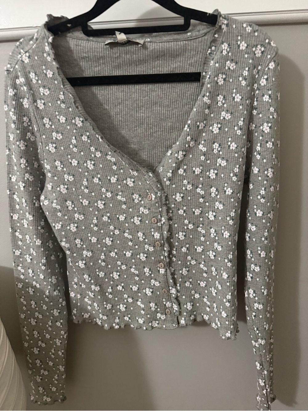 Francesca's Collections Gray Floral Ribbed Button Cardigan